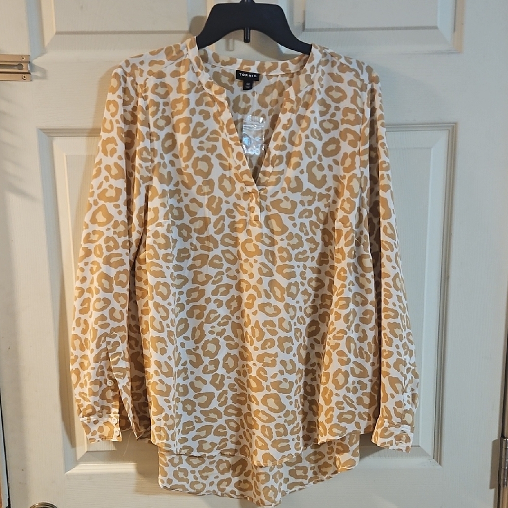 TORRID ANIMAL PRINT BLOUSE: TAN/CREAM: NEW WITHOUT TAGS: SIZE 00 (M/L)